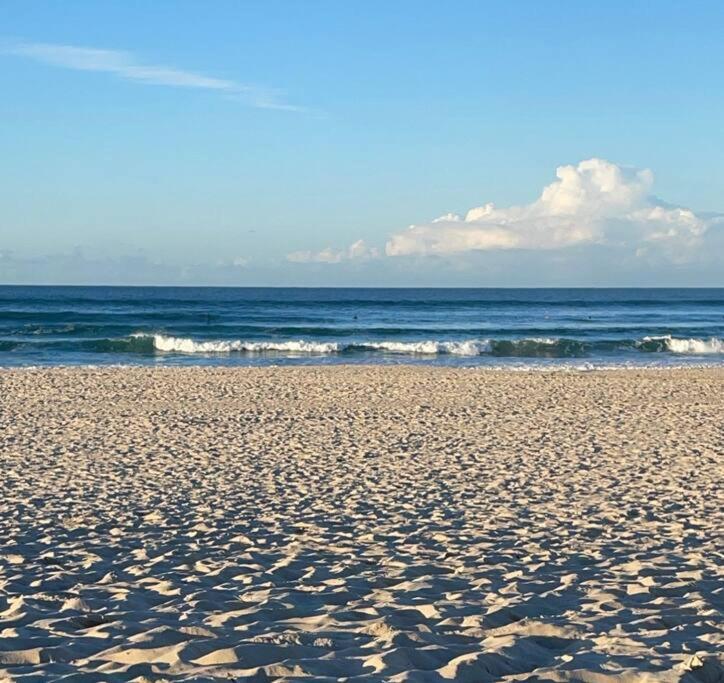 Chic Beachside Getaway 2Br 2Bath Fully Equipped Lägenhet Guldkusten Exteriör bild