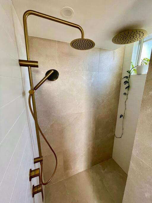 Chic Beachside Getaway 2Br 2Bath Fully Equipped Lägenhet Guldkusten Exteriör bild