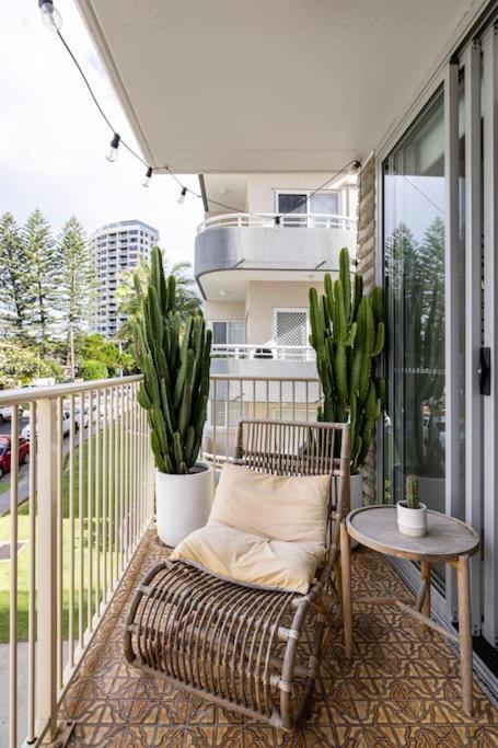 Chic Beachside Getaway 2Br 2Bath Fully Equipped Lägenhet Guldkusten Exteriör bild