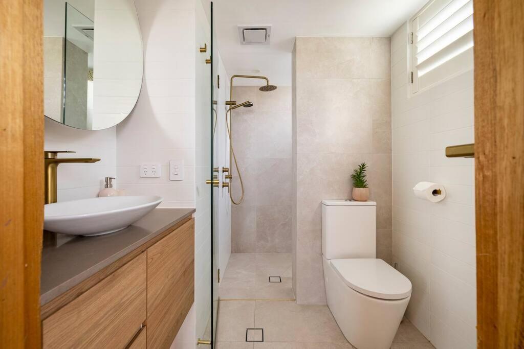 Chic Beachside Getaway 2Br 2Bath Fully Equipped Lägenhet Guldkusten Exteriör bild